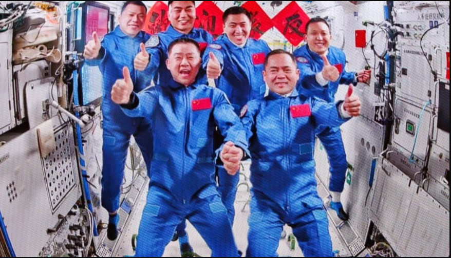 Tàu vũ trụ Trung Quốc bất ngờ gặp sự cố, 3 phi hành gia buộc phải tạm hoãn kế hoạch trở về Trái đất- Ảnh 4. Tàu vũ trụ Trung Quốc bất ngờ gặp sự cố, 3 phi hành gia buộc phải tạm hoãn kế hoạch trở về Trái đất- Ảnh 4.