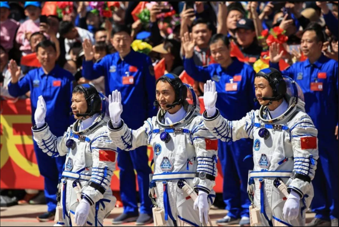 Tàu vũ trụ Trung Quốc bất ngờ gặp sự cố, 3 phi hành gia buộc phải tạm hoãn kế hoạch trở về Trái đất- Ảnh 3. Tàu vũ trụ Trung Quốc bất ngờ gặp sự cố, 3 phi hành gia buộc phải tạm hoãn kế hoạch trở về Trái đất- Ảnh 3.