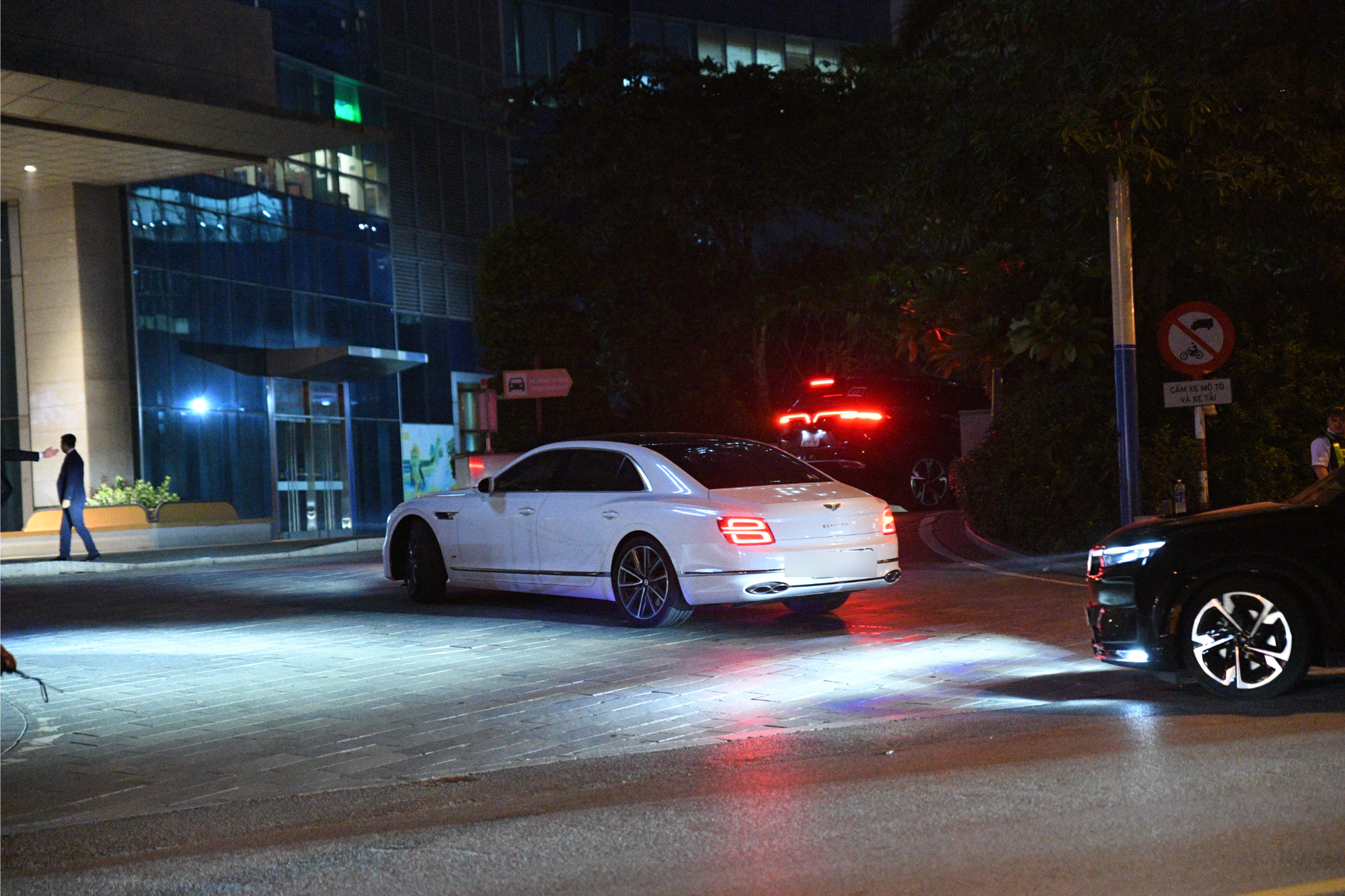 G-Dragon ở phòng 65 triệu/đêm tại Hà Nội, xịn đến mức chấp nhận đi 40km đến concert?- Ảnh 3. G-Dragon ở phòng 65 triệu/đêm tại Hà Nội, xịn đến mức chấp nhận đi 40km đến concert?- Ảnh 3.