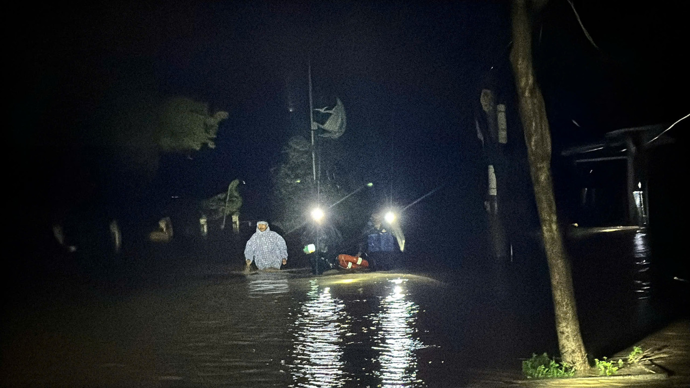 Nước lũ dâng ngập hơn 2m ở Đắk Lắk- Ảnh 5.