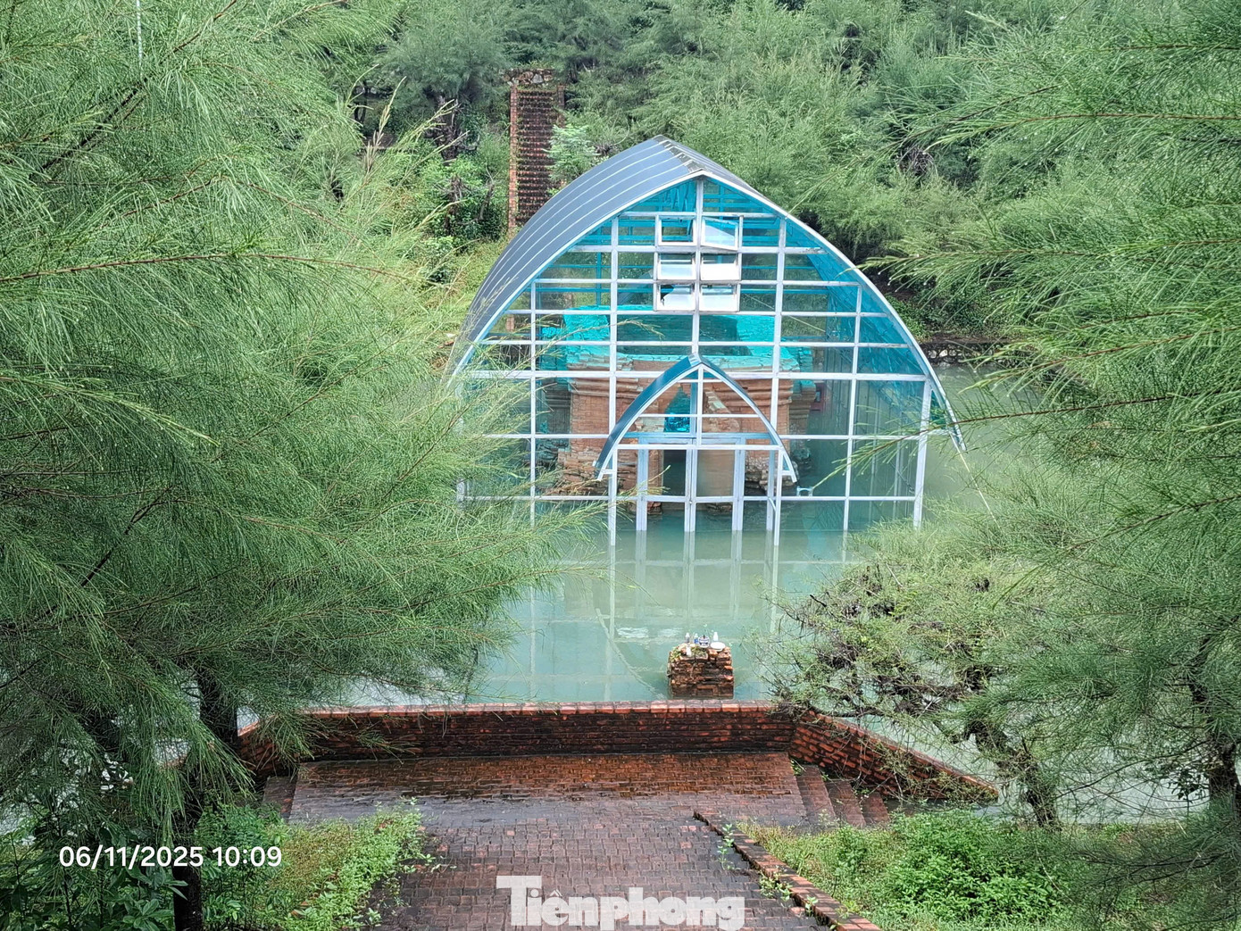 Xót xa tháp Chăm nghìn năm tuổi tại Huế bị ngâm nhiều ngày giữa nước lớn, dân lo sập đổ- Ảnh 1.