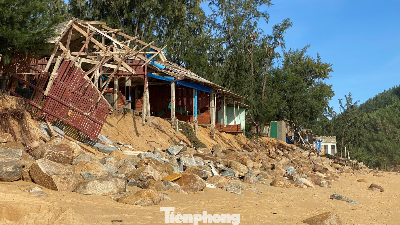 Bờ biển Quảng Ngãi tan hoang sau bão, người dân thất thần bên căn nhà chỉ còn vách tường nghiêng ngả- Ảnh 28.