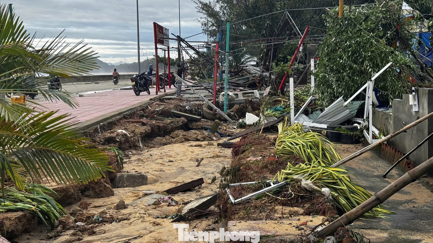 Bờ biển Quảng Ngãi tan hoang sau bão, người dân thất thần bên căn nhà chỉ còn vách tường nghiêng ngả- Ảnh 1.
