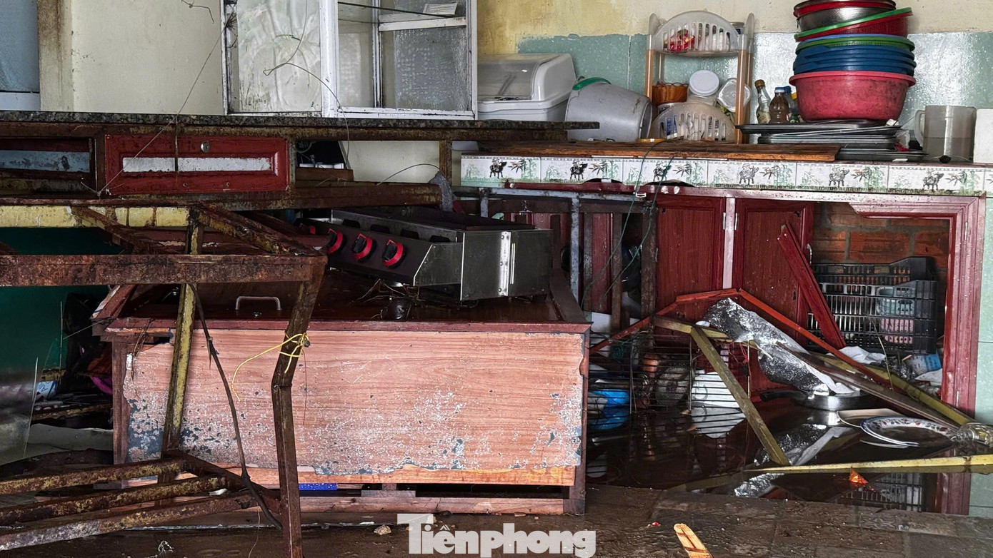 Bờ biển Quảng Ngãi tan hoang sau bão, người dân thất thần bên căn nhà chỉ còn vách tường nghiêng ngả- Ảnh 11.