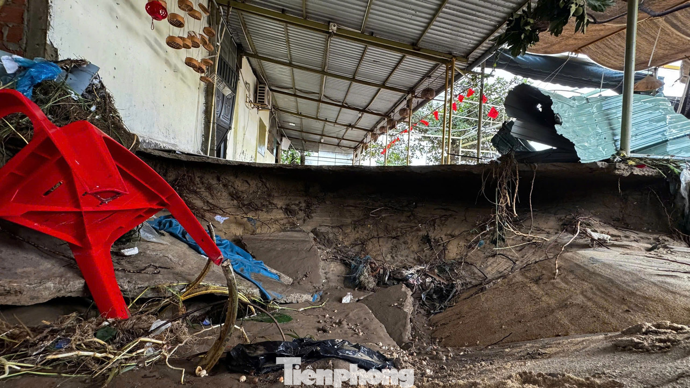 Bờ biển Quảng Ngãi tan hoang sau bão, người dân thất thần bên căn nhà chỉ còn vách tường nghiêng ngả- Ảnh 6.