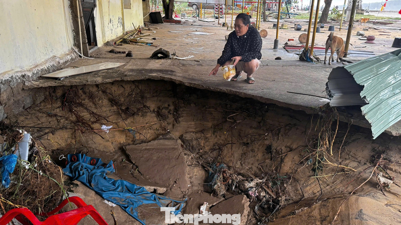 Bờ biển Quảng Ngãi tan hoang sau bão, người dân thất thần bên căn nhà chỉ còn vách tường nghiêng ngả- Ảnh 7.