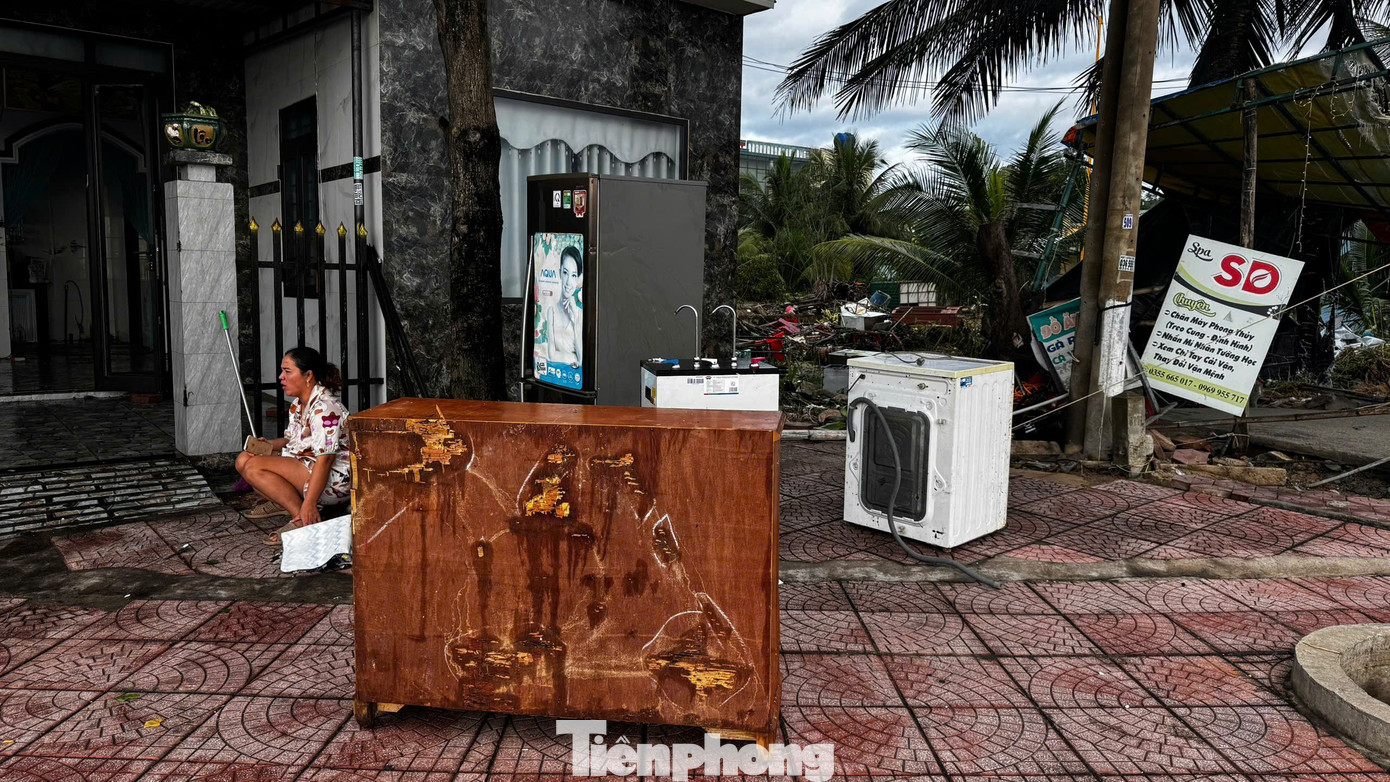 Bờ biển Quảng Ngãi tan hoang sau bão, người dân thất thần bên căn nhà chỉ còn vách tường nghiêng ngả- Ảnh 14.