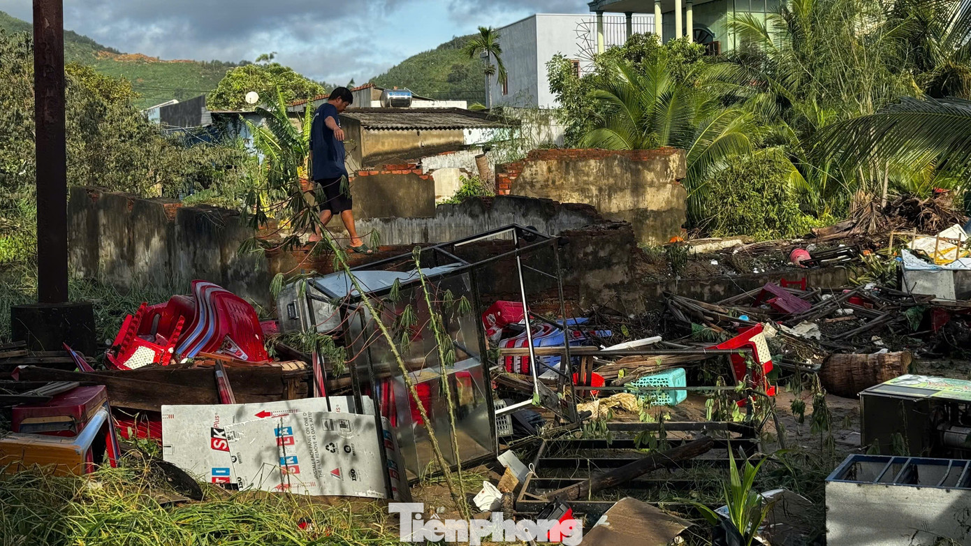 Bờ biển Quảng Ngãi tan hoang sau bão, người dân thất thần bên căn nhà chỉ còn vách tường nghiêng ngả- Ảnh 8.