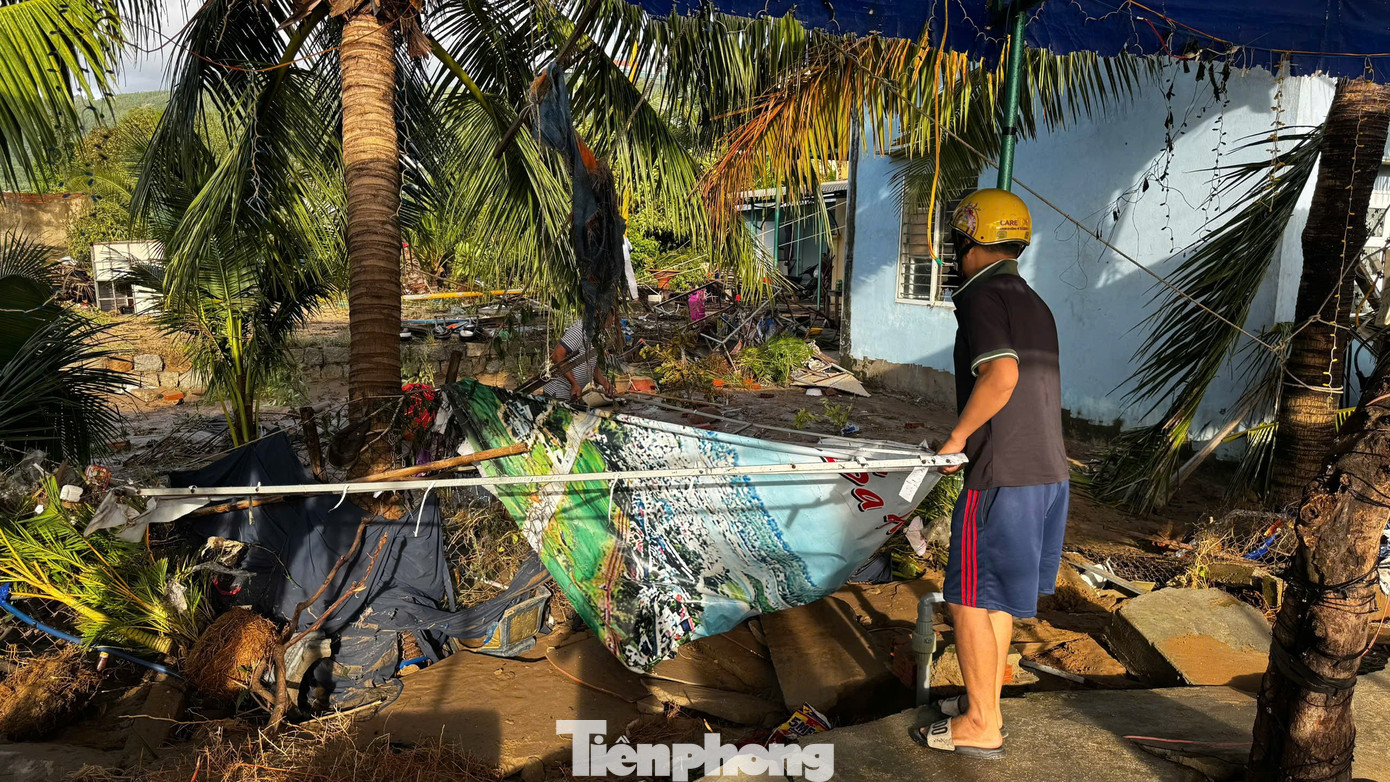 Bờ biển Quảng Ngãi tan hoang sau bão, người dân thất thần bên căn nhà chỉ còn vách tường nghiêng ngả- Ảnh 9.