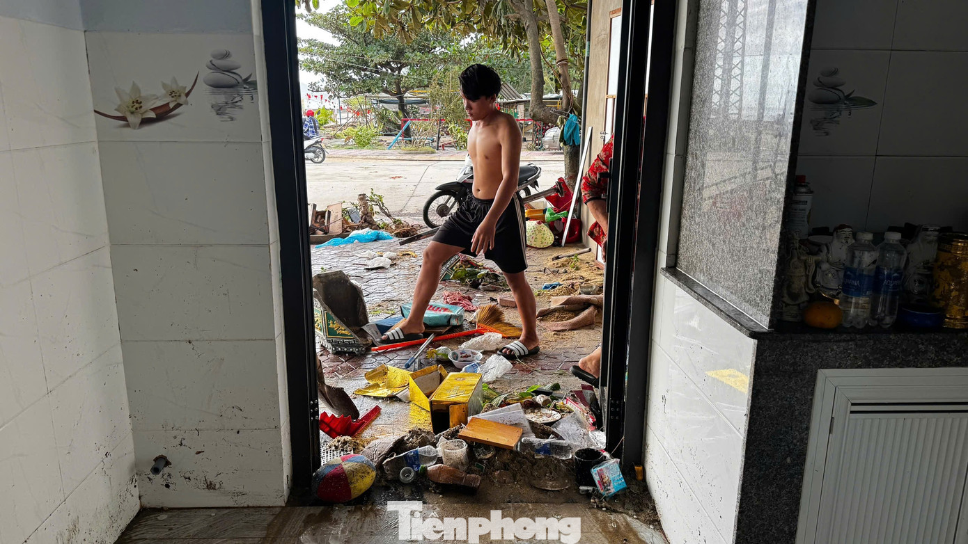 Bờ biển Quảng Ngãi tan hoang sau bão, người dân thất thần bên căn nhà chỉ còn vách tường nghiêng ngả- Ảnh 13.