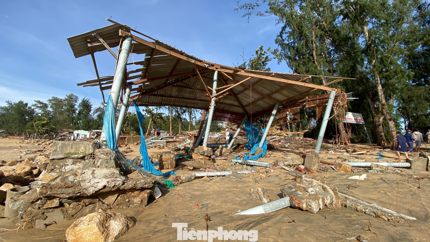 Bờ biển Quảng Ngãi tan hoang sau bão, người dân thất thần bên căn nhà chỉ còn vách tường nghiêng ngả- Ảnh 24.