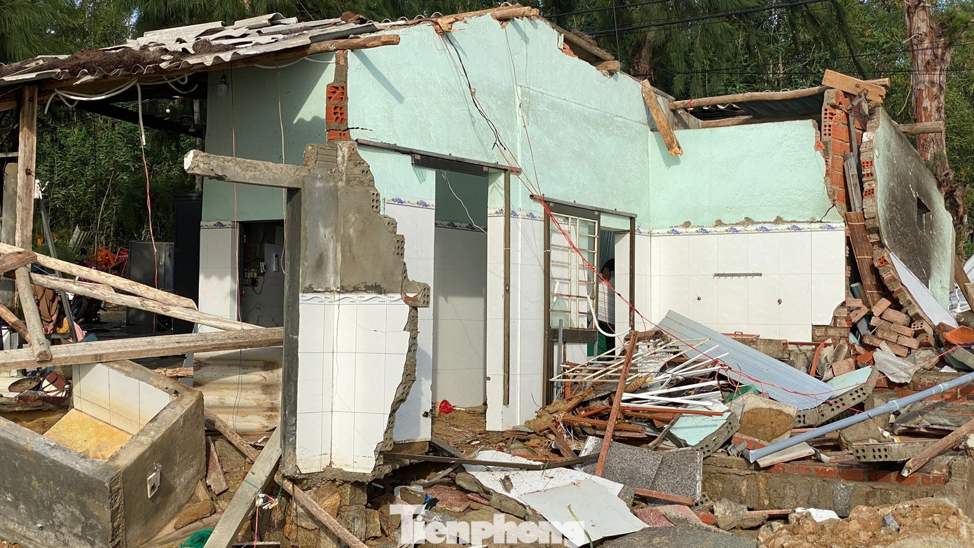 Bờ biển Quảng Ngãi tan hoang sau bão, người dân thất thần bên căn nhà chỉ còn vách tường nghiêng ngả- Ảnh 20.