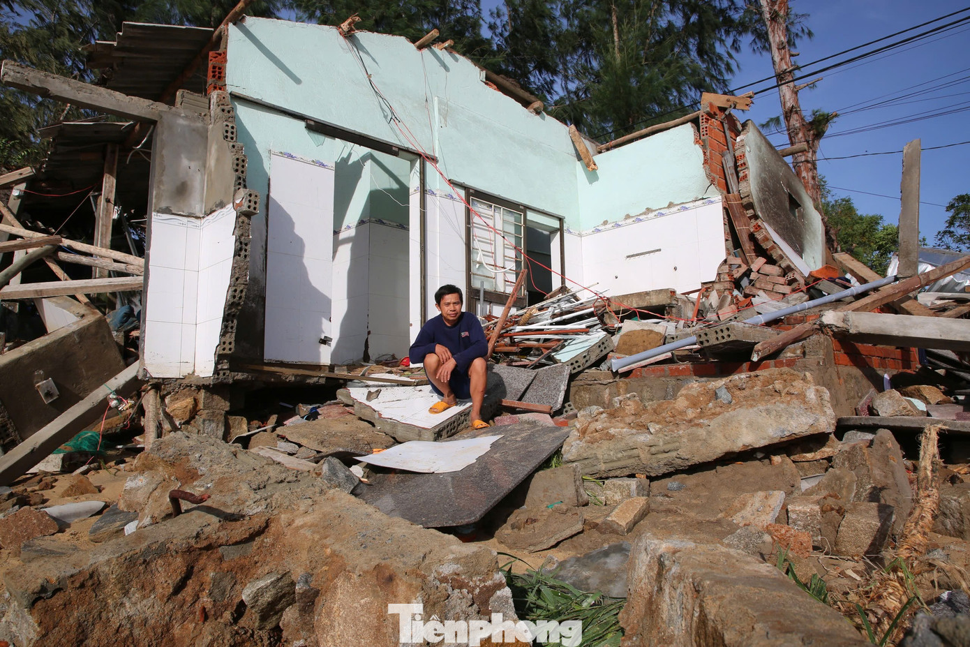 Bờ biển Quảng Ngãi tan hoang sau bão, người dân thất thần bên căn nhà chỉ còn vách tường nghiêng ngả- Ảnh 19.
