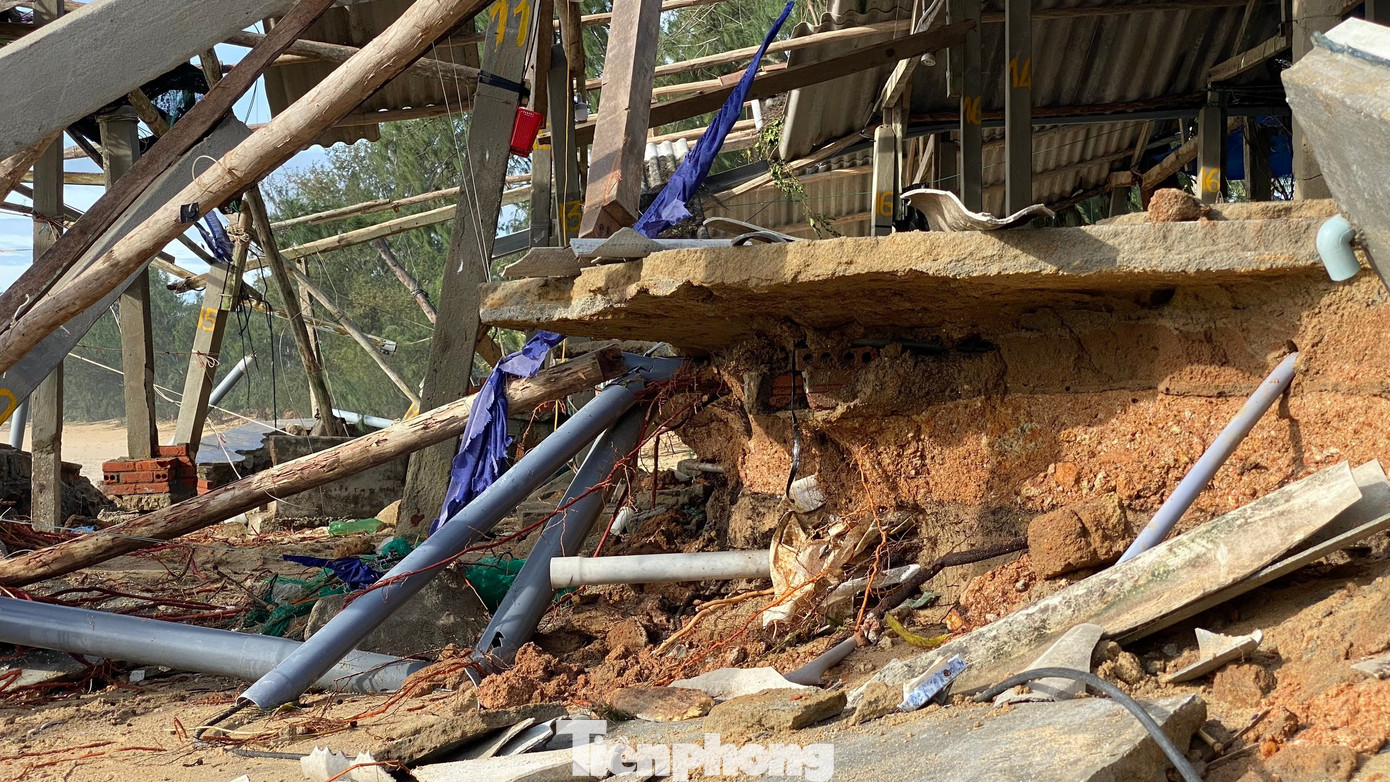 Bờ biển Quảng Ngãi tan hoang sau bão, người dân thất thần bên căn nhà chỉ còn vách tường nghiêng ngả- Ảnh 21.