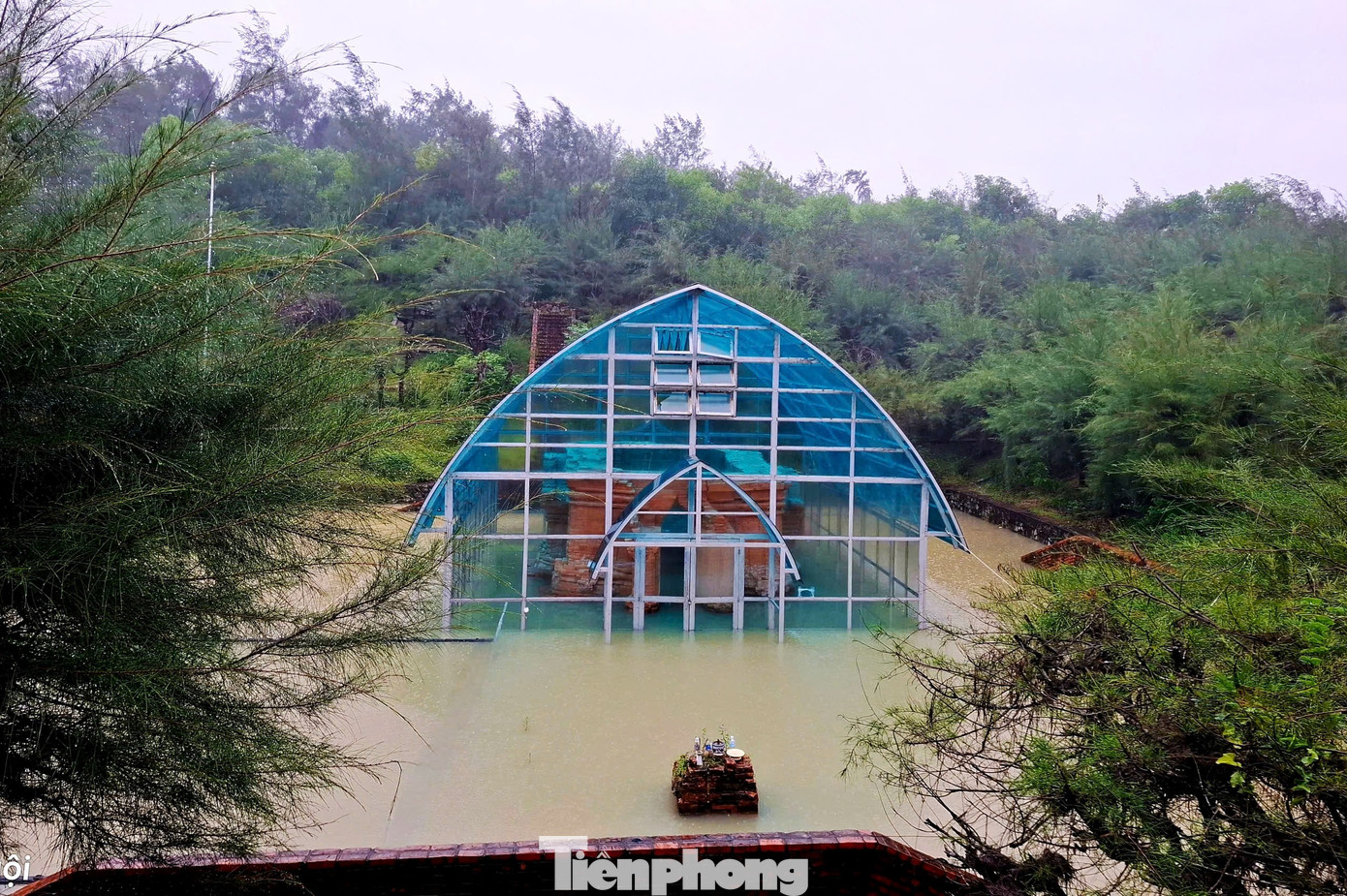 Xót xa tháp Chăm nghìn năm tuổi tại Huế bị ngâm nhiều ngày giữa nước lớn, dân lo sập đổ- Ảnh 4.