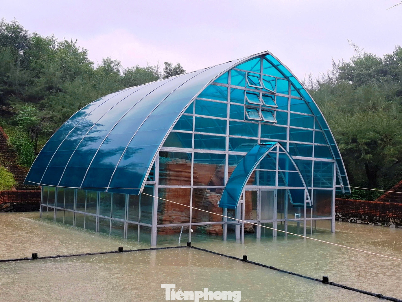 Xót xa tháp Chăm nghìn năm tuổi tại Huế bị ngâm nhiều ngày giữa nước lớn, dân lo sập đổ- Ảnh 10.