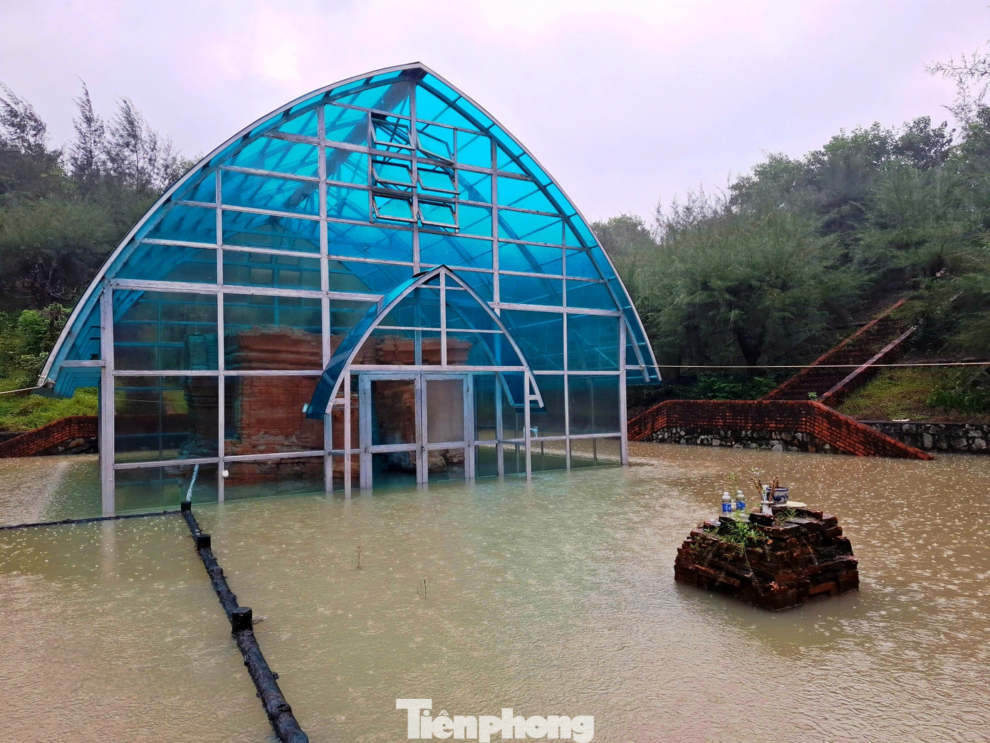 Xót xa tháp Chăm nghìn năm tuổi tại Huế bị ngâm nhiều ngày giữa nước lớn, dân lo sập đổ- Ảnh 14.