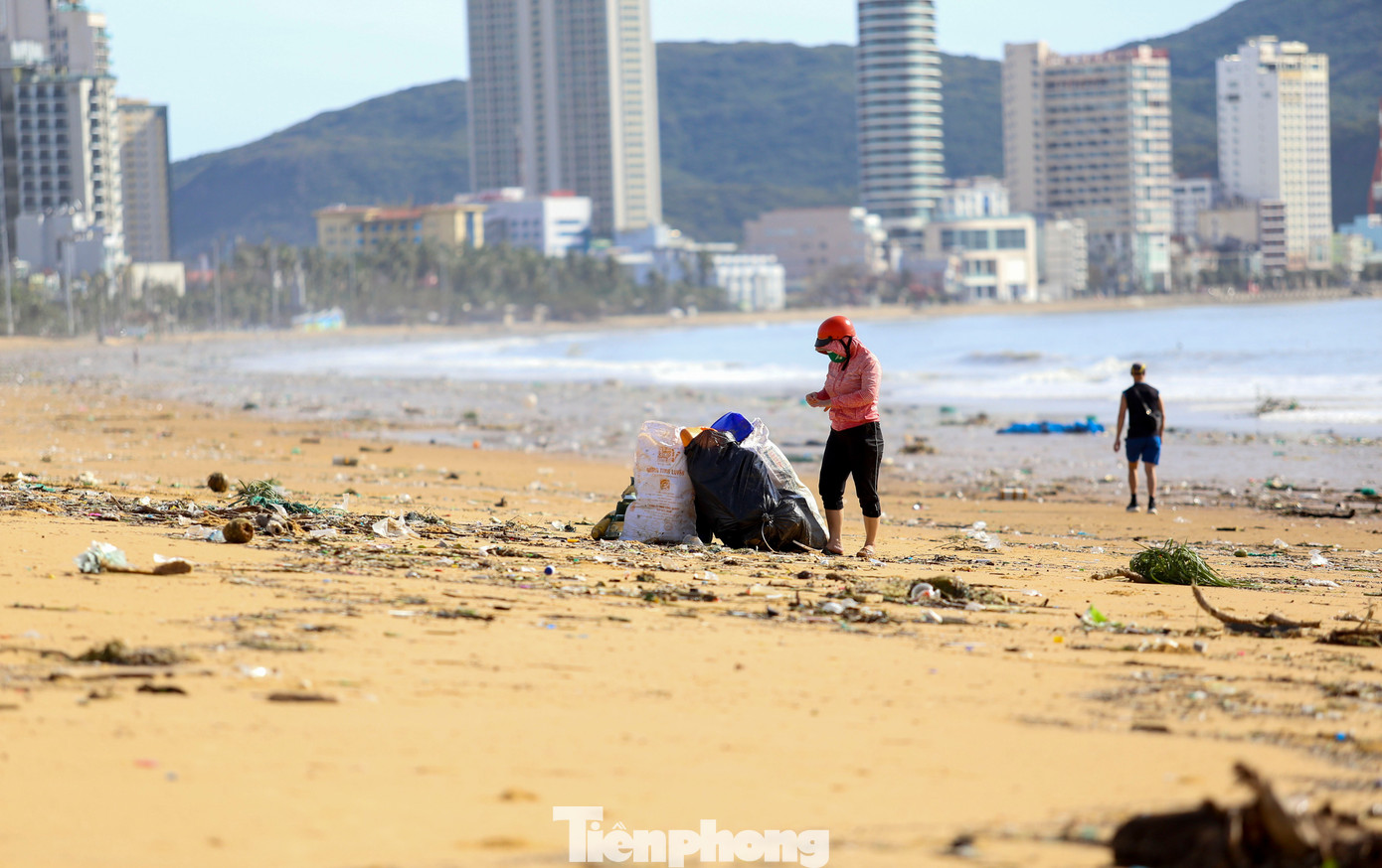 Bãi biển Quy Nhơn ngập rác- Ảnh 8.