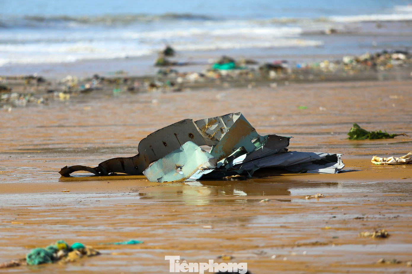 Bãi biển Quy Nhơn ngập rác- Ảnh 4.