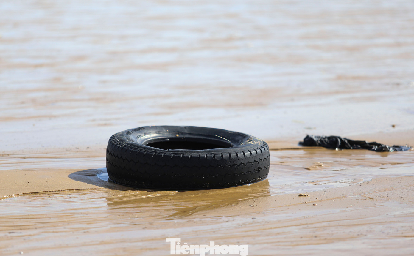 Bãi biển Quy Nhơn ngập rác- Ảnh 5.