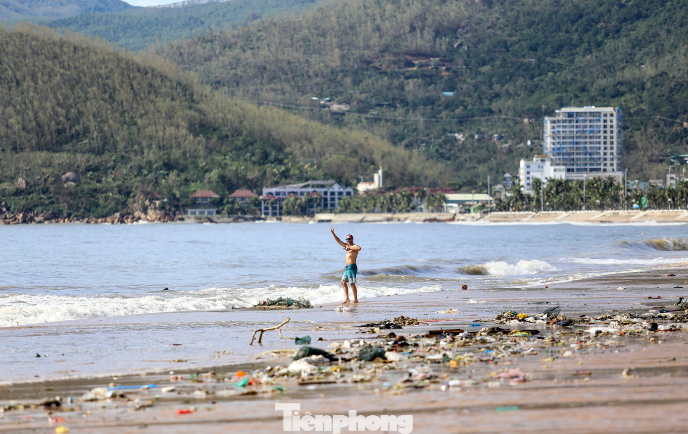 Bãi biển Quy Nhơn ngập rác- Ảnh 6.