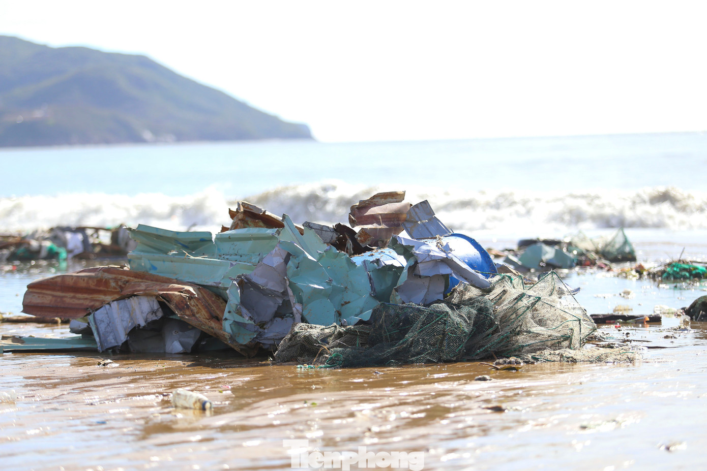Bãi biển Quy Nhơn ngập rác- Ảnh 2.