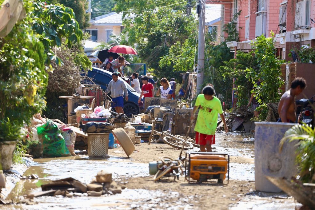 Kalmaegi - cơn bão chết chóc nhất 2025 đổ bộ 8 lần: Tang thương hằn in trên những khuôn mặt người thân nhận thi thể- Ảnh 1. Kalmaegi - cơn bão chết chóc nhất 2025 đổ bộ 8 lần: Tang thương hằn in trên những khuôn mặt người thân nhận thi thể- Ảnh 1.