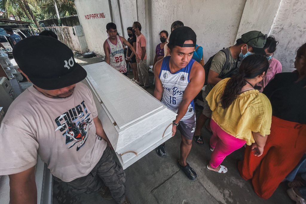 Kalmaegi - cơn bão chết chóc nhất 2025 đổ bộ 8 lần: Tang thương hằn in trên những khuôn mặt người thân nhận thi thể- Ảnh 6. Kalmaegi - cơn bão chết chóc nhất 2025 đổ bộ 8 lần: Tang thương hằn in trên những khuôn mặt người thân nhận thi thể- Ảnh 6.