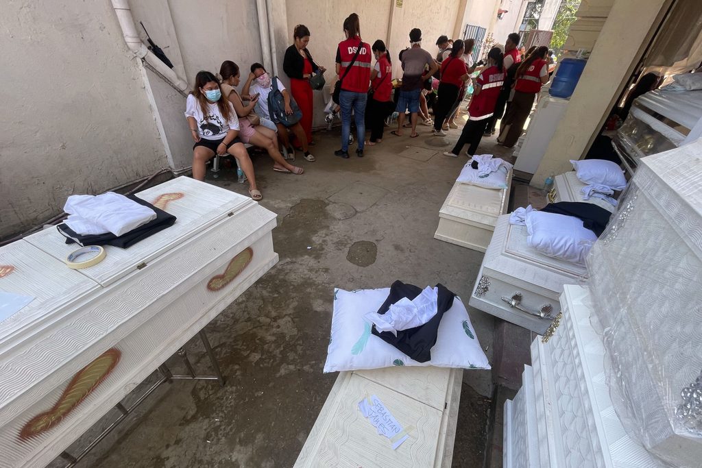 Kalmaegi - cơn bão chết chóc nhất 2025 đổ bộ 8 lần: Tang thương hằn in trên những khuôn mặt người thân nhận thi thể- Ảnh 7. Kalmaegi - cơn bão chết chóc nhất 2025 đổ bộ 8 lần: Tang thương hằn in trên những khuôn mặt người thân nhận thi thể- Ảnh 7.