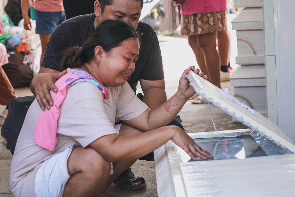 Kalmaegi - cơn bão chết chóc nhất 2025 đổ bộ 8 lần: Tang thương hằn in trên những khuôn mặt người thân nhận thi thể- Ảnh 5. Kalmaegi - cơn bão chết chóc nhất 2025 đổ bộ 8 lần: Tang thương hằn in trên những khuôn mặt người thân nhận thi thể- Ảnh 5.