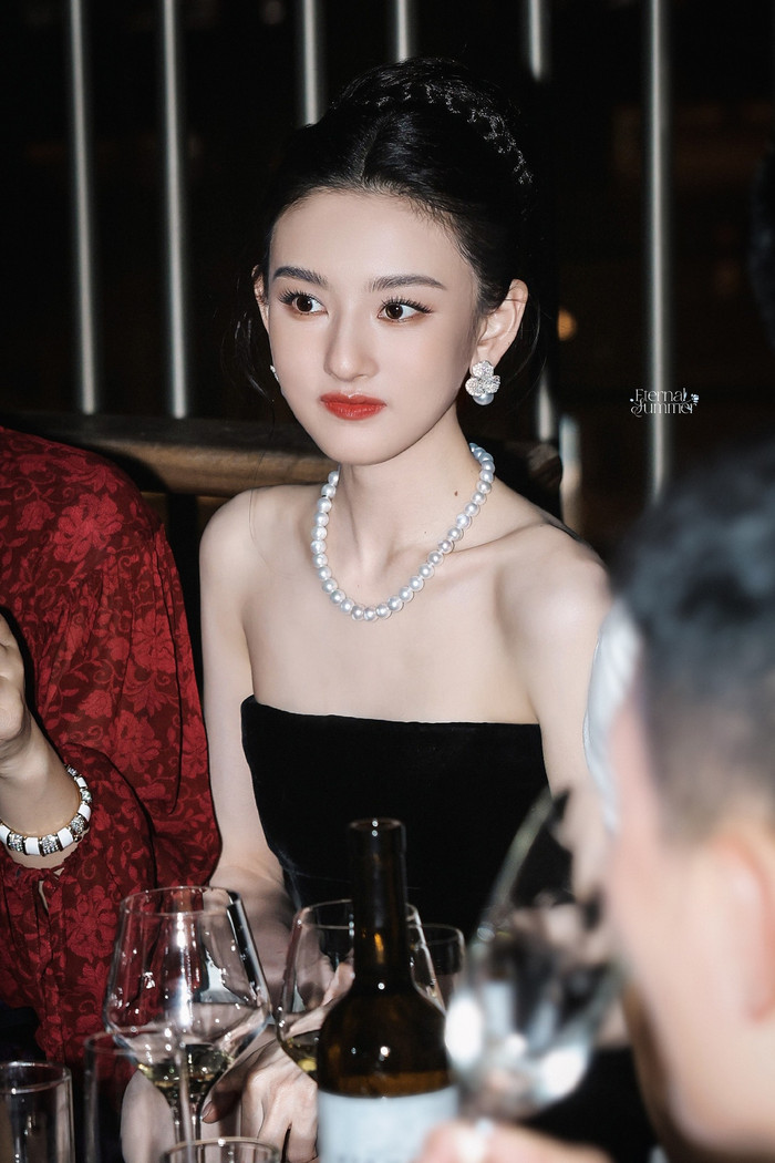 Ảnh cấp 3 đẹp như tiểu thư tài phiệt của Tống Tổ Nhi, Triệu Lộ Tư bị nhắc tên- Ảnh 15. Ảnh cấp 3 đẹp như tiểu thư tài phiệt của Tống Tổ Nhi, Triệu Lộ Tư bị nhắc tên- Ảnh 15.