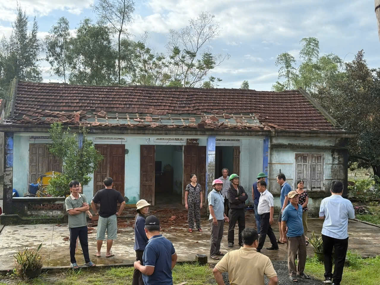 Bão số 13 gây thiệt hại nặng phía Nam Đà Nẵng, hàng chục ngôi nhà tốc mái- Ảnh 10. Bão số 13 gây thiệt hại nặng phía Nam Đà Nẵng, hàng chục ngôi nhà tốc mái- Ảnh 10.