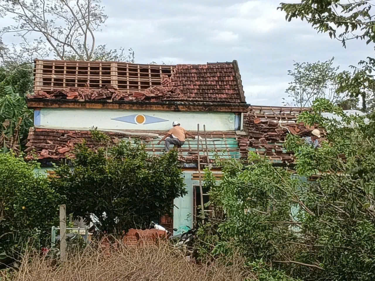 Bão số 13 gây thiệt hại nặng phía Nam Đà Nẵng, hàng chục ngôi nhà tốc mái- Ảnh 7. Bão số 13 gây thiệt hại nặng phía Nam Đà Nẵng, hàng chục ngôi nhà tốc mái- Ảnh 7.