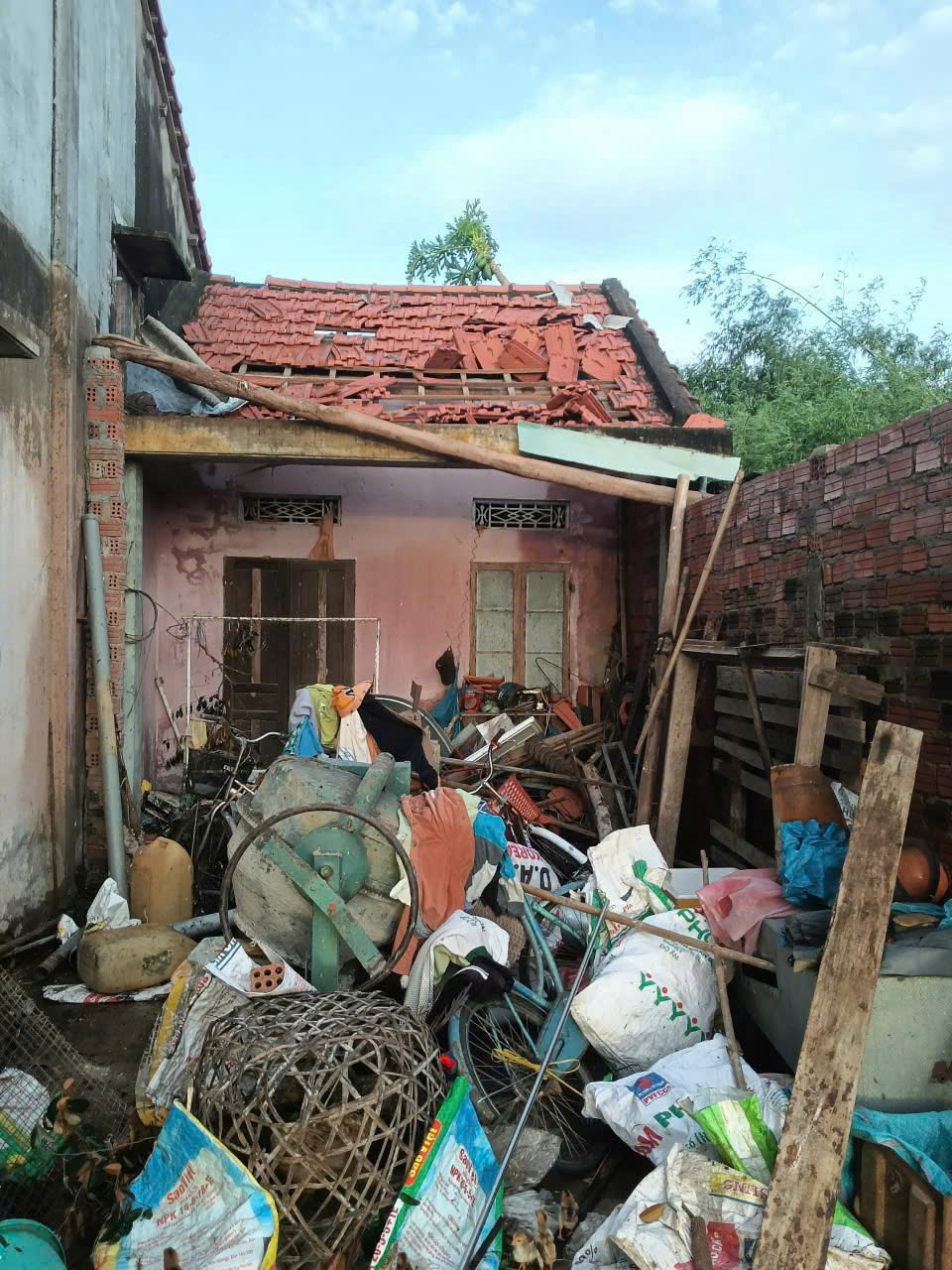 Bão số 13 gây thiệt hại nặng phía Nam Đà Nẵng, hàng chục ngôi nhà tốc mái- Ảnh 5. Bão số 13 gây thiệt hại nặng phía Nam Đà Nẵng, hàng chục ngôi nhà tốc mái- Ảnh 5.