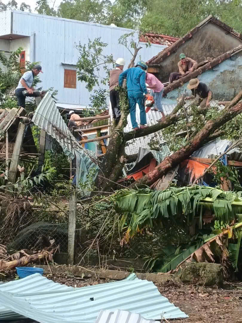 Bão số 13 gây thiệt hại nặng phía Nam Đà Nẵng, hàng chục ngôi nhà tốc mái- Ảnh 4. Bão số 13 gây thiệt hại nặng phía Nam Đà Nẵng, hàng chục ngôi nhà tốc mái- Ảnh 4.