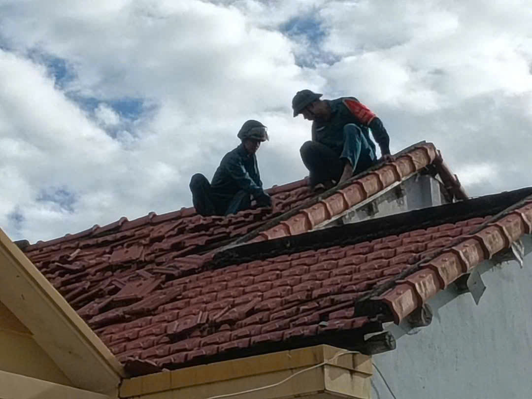 Bão số 13 gây thiệt hại nặng phía Nam Đà Nẵng, hàng chục ngôi nhà tốc mái- Ảnh 3. Bão số 13 gây thiệt hại nặng phía Nam Đà Nẵng, hàng chục ngôi nhà tốc mái- Ảnh 3.