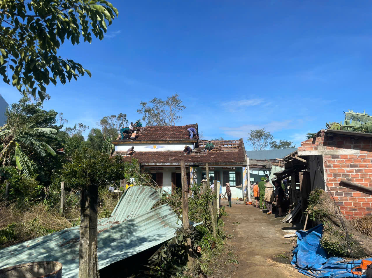 Bão số 13 gây thiệt hại nặng phía Nam Đà Nẵng, hàng chục ngôi nhà tốc mái- Ảnh 2. Bão số 13 gây thiệt hại nặng phía Nam Đà Nẵng, hàng chục ngôi nhà tốc mái- Ảnh 2.