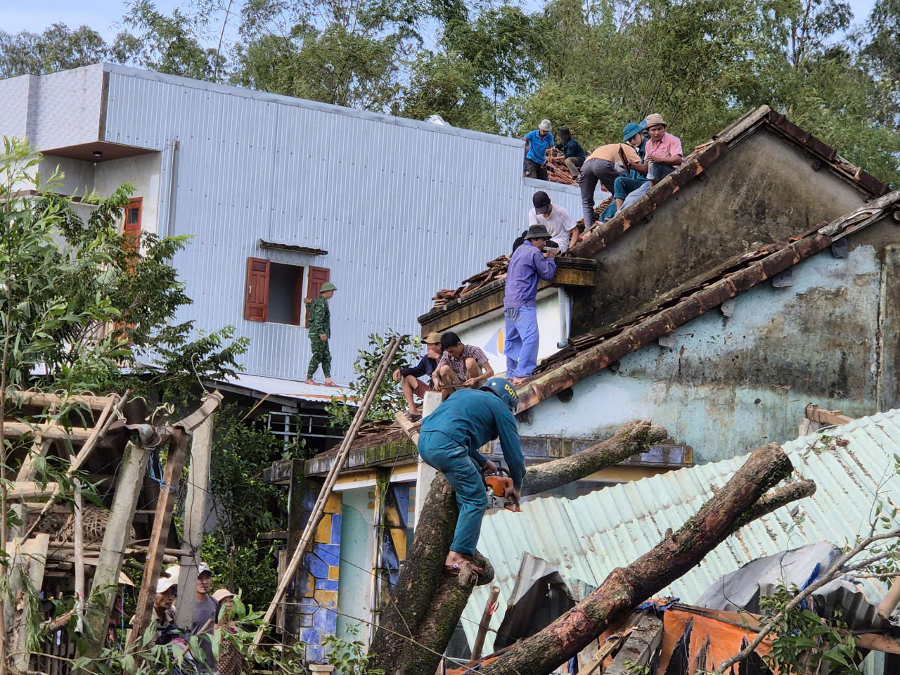 Bão số 13 gây thiệt hại nặng phía Nam Đà Nẵng, hàng chục ngôi nhà tốc mái- Ảnh 1. Bão số 13 gây thiệt hại nặng phía Nam Đà Nẵng, hàng chục ngôi nhà tốc mái- Ảnh 1.