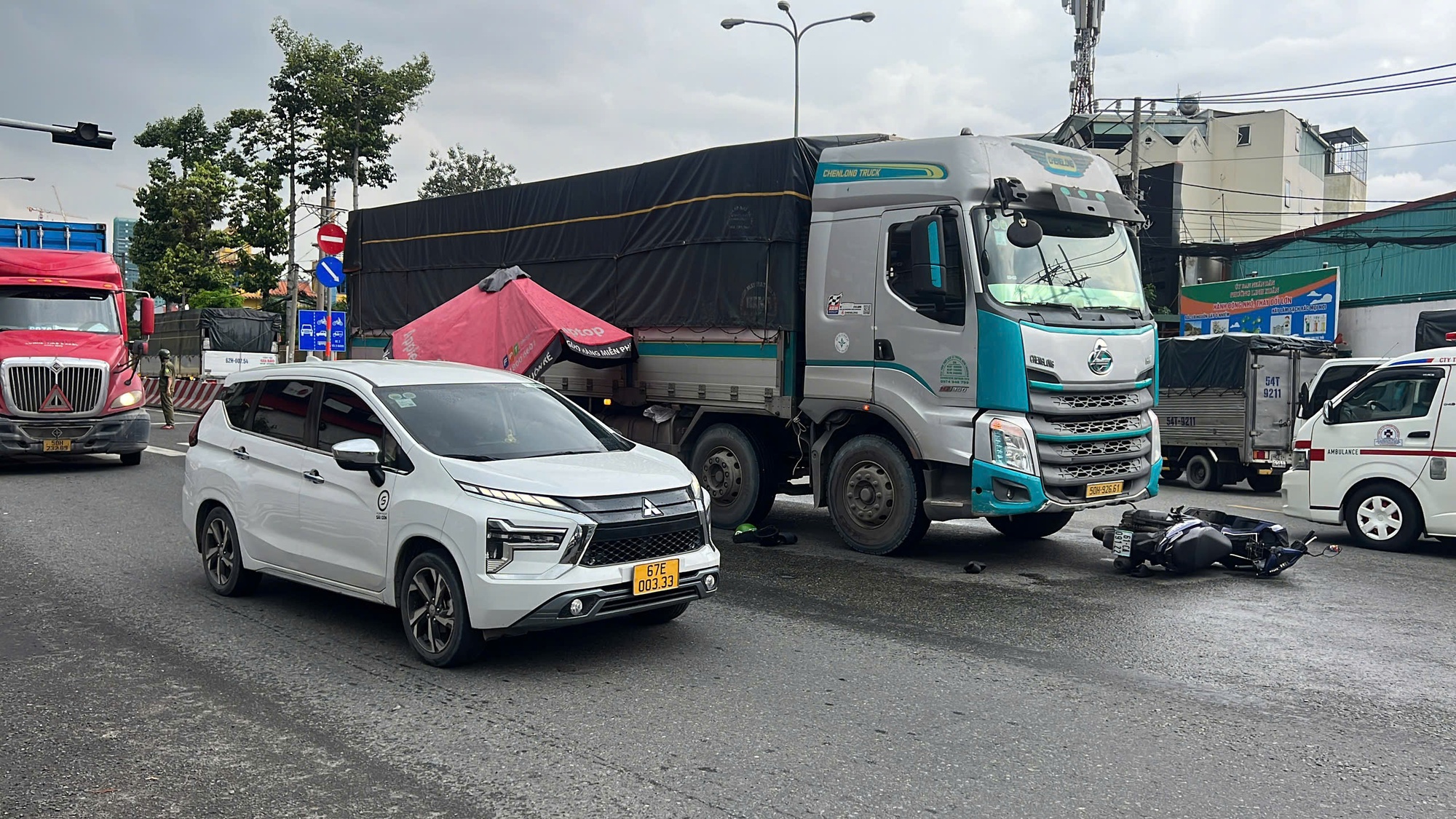 Nữ sinh viên gặp tai nạn nghiêm trọng ngay ngã ba ở TP HCM- Ảnh 1. Nữ sinh viên gặp tai nạn nghiêm trọng ngay ngã ba ở TP HCM- Ảnh 1.