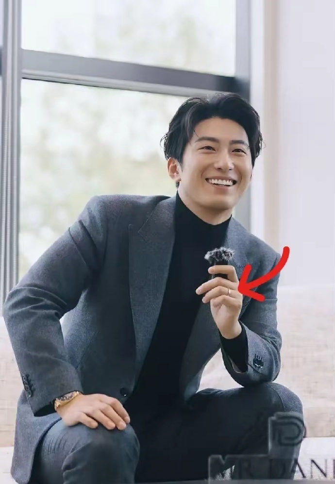 "Chồng nghèo" Đậu Kiêu lần đầu lộ diện, để lộ 1 chi tiết quan trọng giữa tin ly hôn ái nữ trùm sòng bạc Macau- Ảnh 2. "Chồng nghèo" Đậu Kiêu lần đầu lộ diện, để lộ 1 chi tiết quan trọng giữa tin ly hôn ái nữ trùm sòng bạc Macau- Ảnh 2.