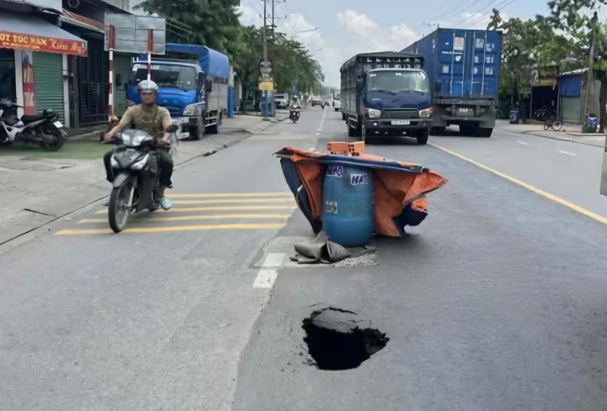 Chiếc hố sâu 2,5 mét xuất hiện, người dân 1 phường ở TP HCM liền cảnh báo khẩn cấp- Ảnh 1.