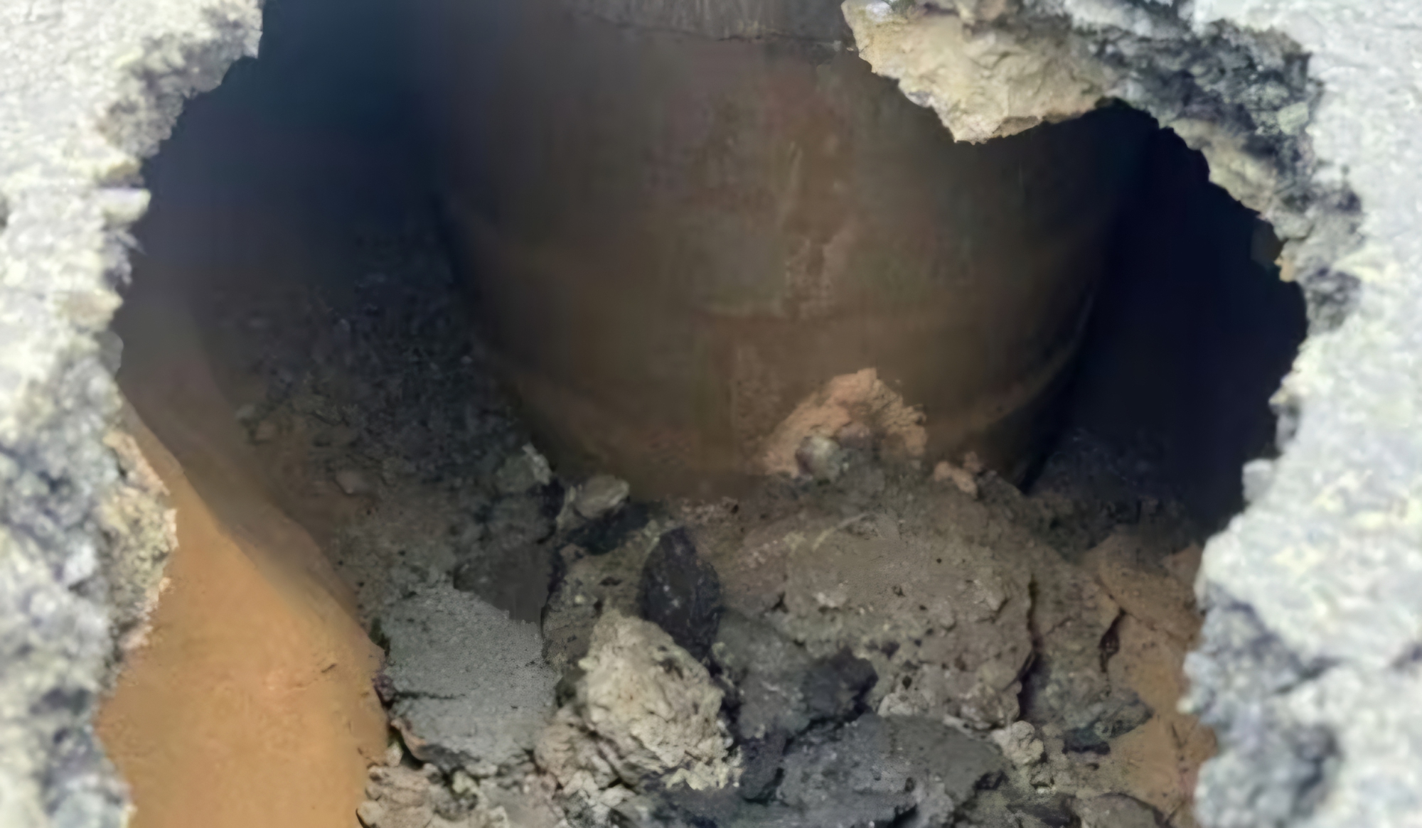 Chiếc hố sâu 2,5 mét xuất hiện, người dân 1 phường ở TP HCM liền cảnh báo khẩn cấp- Ảnh 2.