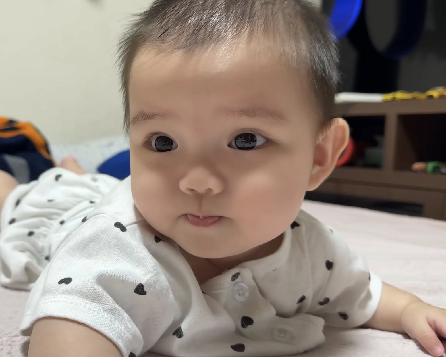 "Thế lực nhí" tiếp theo của Quỳnh Trần JP: Bé Na, vừa xuất hiện đã bùng nổ MXH, biểu cảm giống anh Sa như tạc- Ảnh 9. "Thế lực nhí" tiếp theo của Quỳnh Trần JP: Bé Na, vừa xuất hiện đã bùng nổ MXH, biểu cảm giống anh Sa như tạc- Ảnh 9.