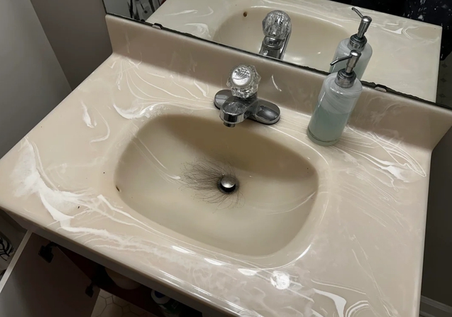 Về nhà sau 1 tuần về quê, người đàn ông sốc khi nhìn vào bồn rửa mặt- Ảnh 1.