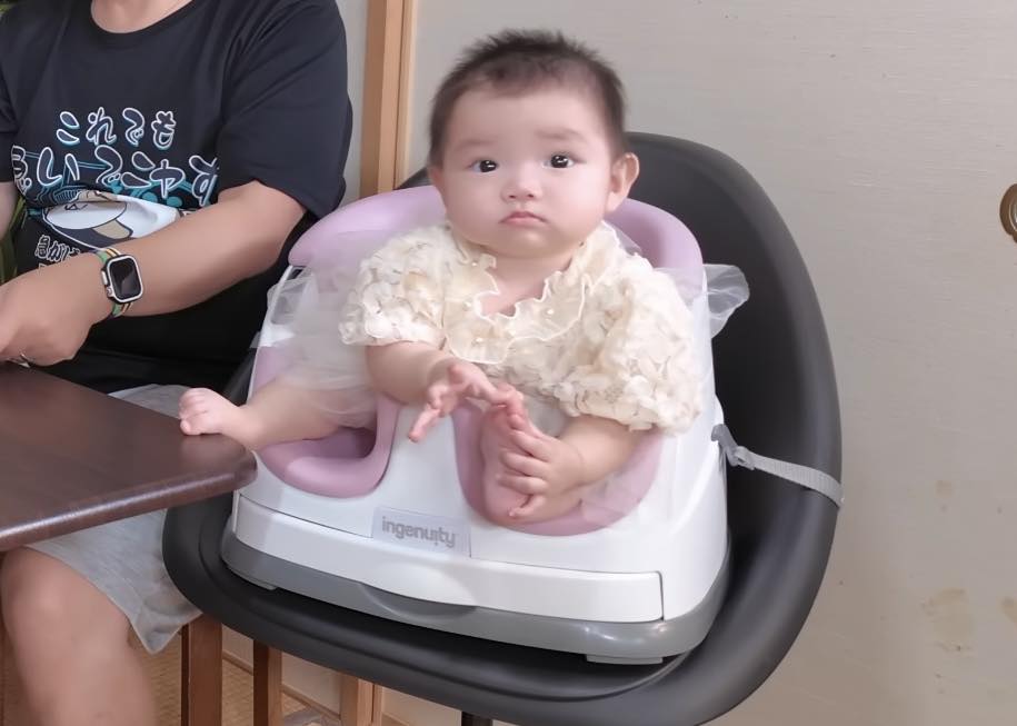 "Thế lực nhí" tiếp theo của Quỳnh Trần JP: Bé Na, vừa xuất hiện đã bùng nổ MXH, biểu cảm giống anh Sa như tạc- Ảnh 6. "Thế lực nhí" tiếp theo của Quỳnh Trần JP: Bé Na, vừa xuất hiện đã bùng nổ MXH, biểu cảm giống anh Sa như tạc- Ảnh 6.