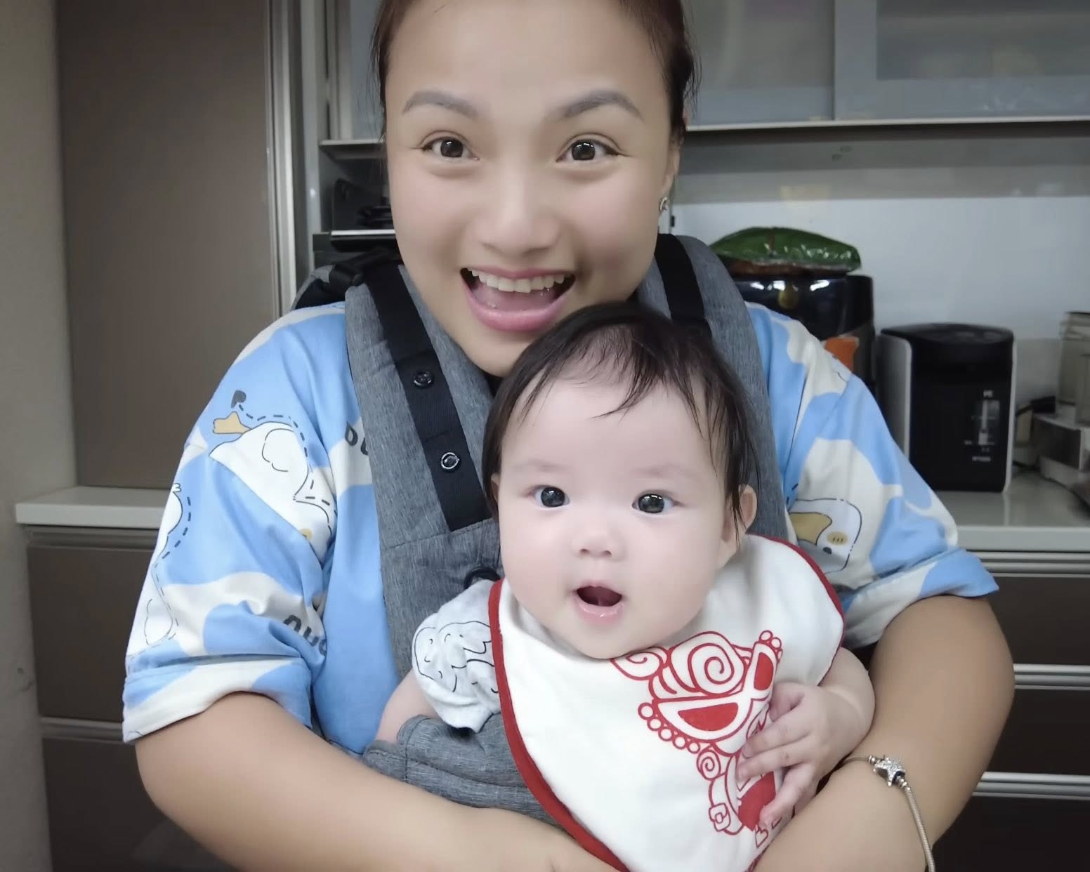 "Thế lực nhí" tiếp theo của Quỳnh Trần JP: Bé Na, vừa xuất hiện đã bùng nổ MXH, biểu cảm giống anh Sa như tạc- Ảnh 11. "Thế lực nhí" tiếp theo của Quỳnh Trần JP: Bé Na, vừa xuất hiện đã bùng nổ MXH, biểu cảm giống anh Sa như tạc- Ảnh 11.