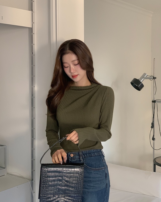 Thời tiết này mặc áo len mỏng là hợp lý nhất: 10 cách phối đơn giản, ai diện cũng đẹp- Ảnh 1. Thời tiết này mặc áo len mỏng là hợp lý nhất: 10 cách phối đơn giản, ai diện cũng đẹp- Ảnh 1.