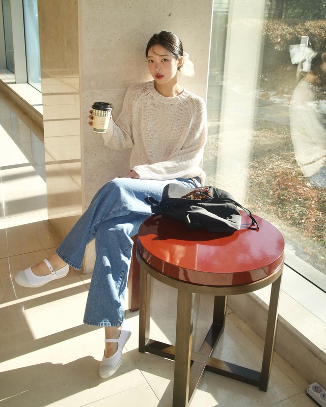 Thời tiết này mặc áo len mỏng là hợp lý nhất: 10 cách phối đơn giản, ai diện cũng đẹp- Ảnh 2. Thời tiết này mặc áo len mỏng là hợp lý nhất: 10 cách phối đơn giản, ai diện cũng đẹp- Ảnh 2.