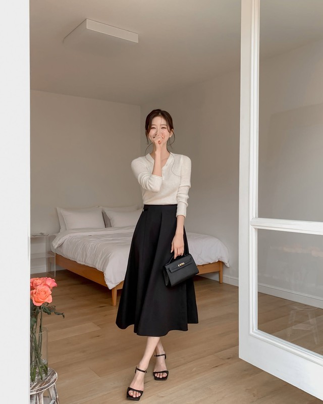 Thời tiết này mặc áo len mỏng là hợp lý nhất: 10 cách phối đơn giản, ai diện cũng đẹp- Ảnh 3. Thời tiết này mặc áo len mỏng là hợp lý nhất: 10 cách phối đơn giản, ai diện cũng đẹp- Ảnh 3.