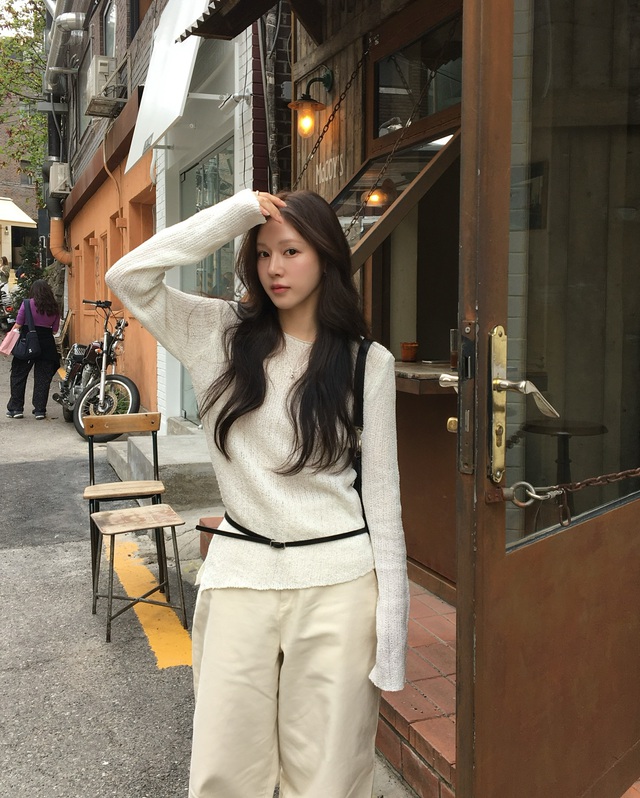 Thời tiết này mặc áo len mỏng là hợp lý nhất: 10 cách phối đơn giản, ai diện cũng đẹp- Ảnh 5. Thời tiết này mặc áo len mỏng là hợp lý nhất: 10 cách phối đơn giản, ai diện cũng đẹp- Ảnh 5.